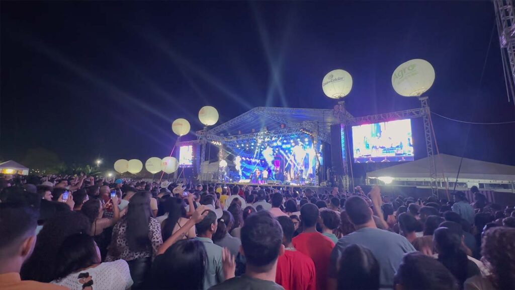 Show de Matheus e Kauan reúne mais de 10 mil em João Pinheiro e marca a terceira noite da festa