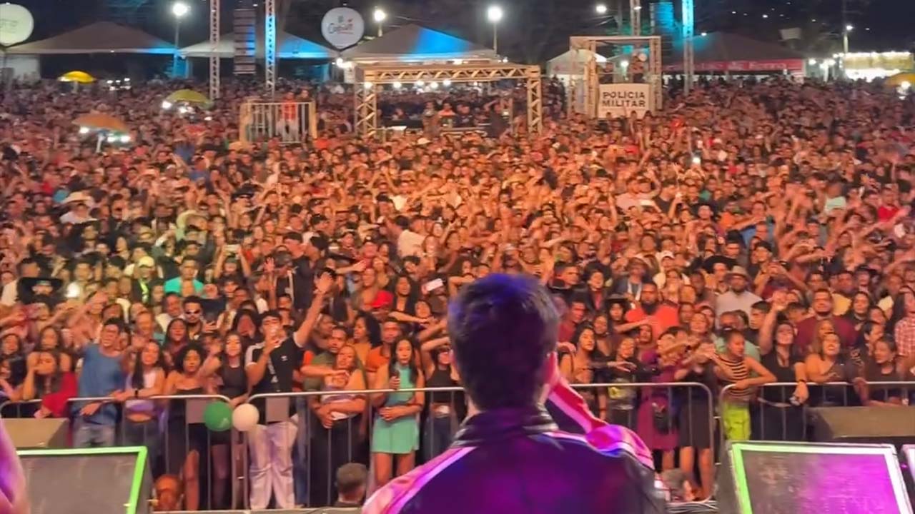 Show de Matheus e Kauan reúne mais de 10 mil em João Pinheiro e marca a terceira noite da festa