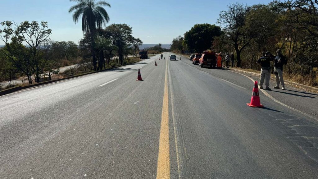 Pinheirense de 18 anos morre após capotamento de caminhão na BR-040 em Três Marias