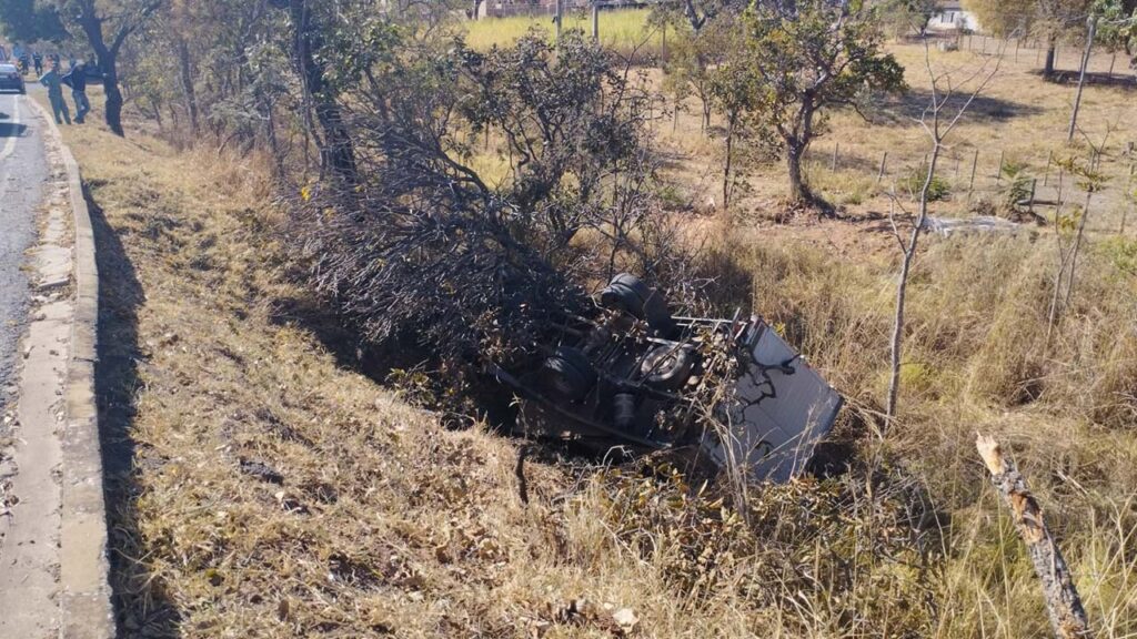 Pinheirense de 18 anos morre após capotamento de caminhão na BR-040 em Três Marias