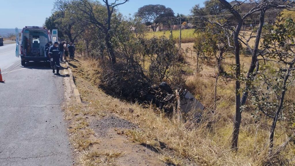 Pinheirense de 18 anos morre após capotamento de caminhão na BR-040 em Três Marias