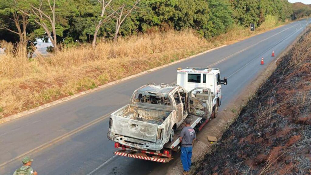 Viatura da Polícia Militar de Meio Ambiente pega fogo na MGC-354 e é completamente destruída