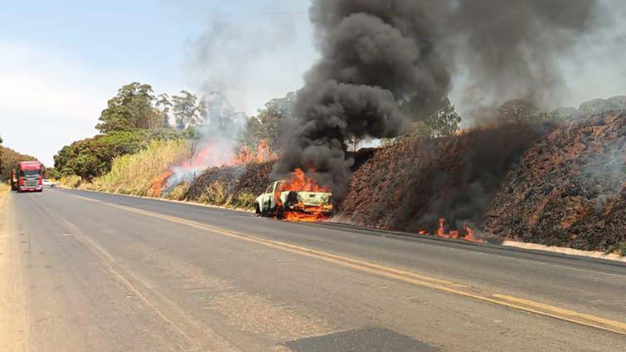 Viatura da Polícia Militar de Meio Ambiente pega fogo na MGC-354 e é completamente destruída