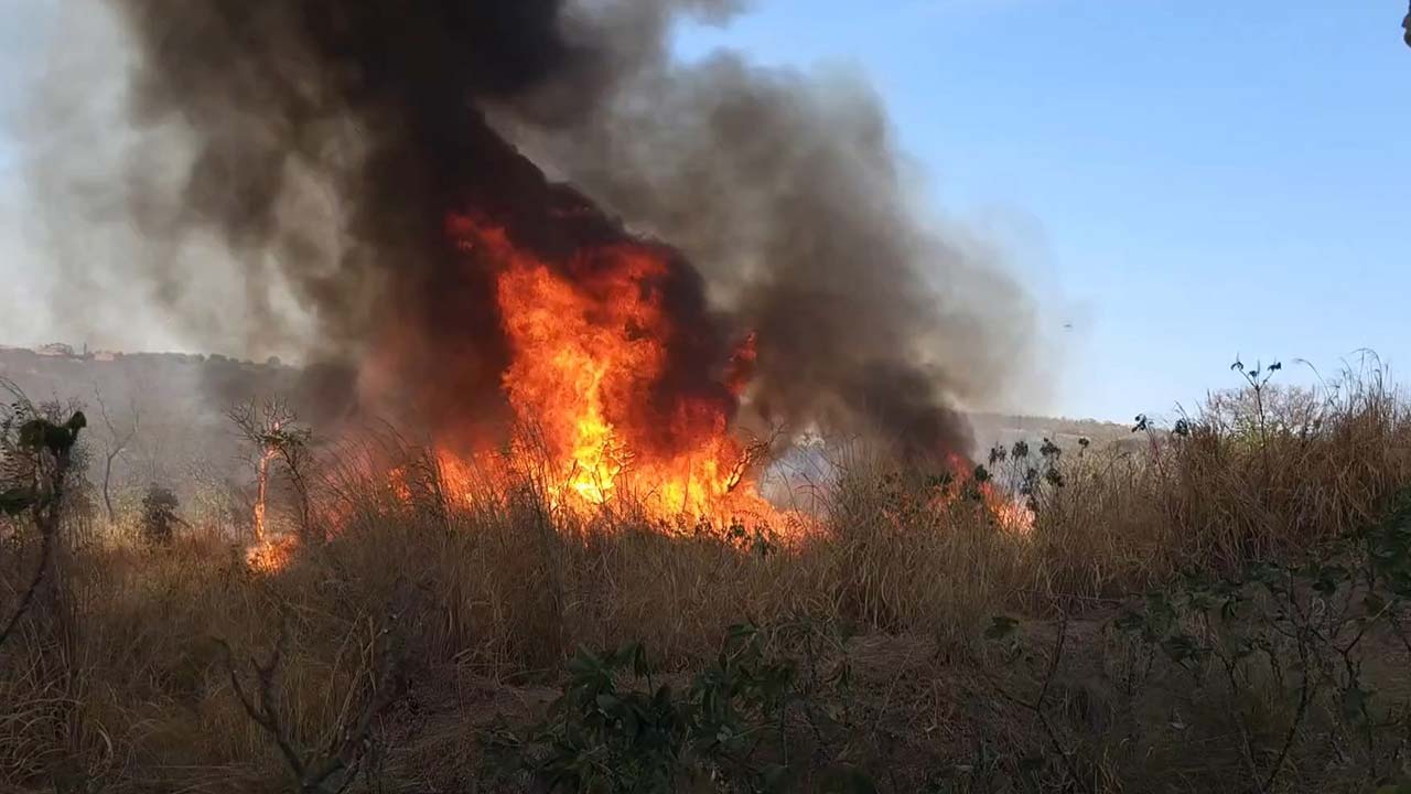 Incêndio criminoso no Capão da Água Limpa consome 70 hectares e mobiliza bombeiros por 6 horas em João Pinheiro