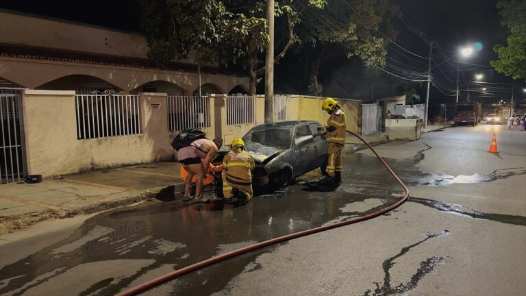 Pane elétrica causa incêndio e destrói veículo no bairro Papagaio, em João Pinheiro