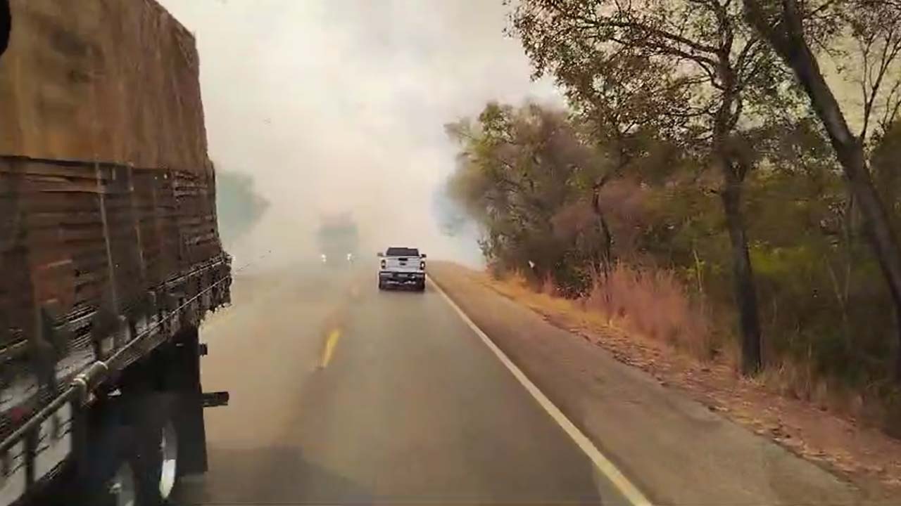 URGENTE: fogo às margens da BR-040 diminui visibilidade e provoca lentidão em João Pinheiro