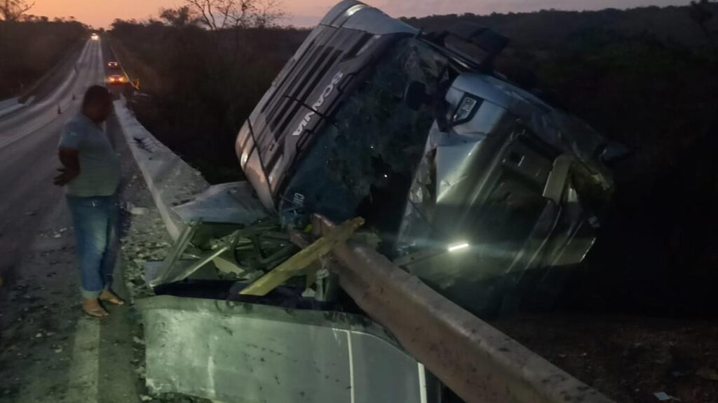 Motorista de 53 anos morre em grave acidente de carreta na BR-040 em Três Marias