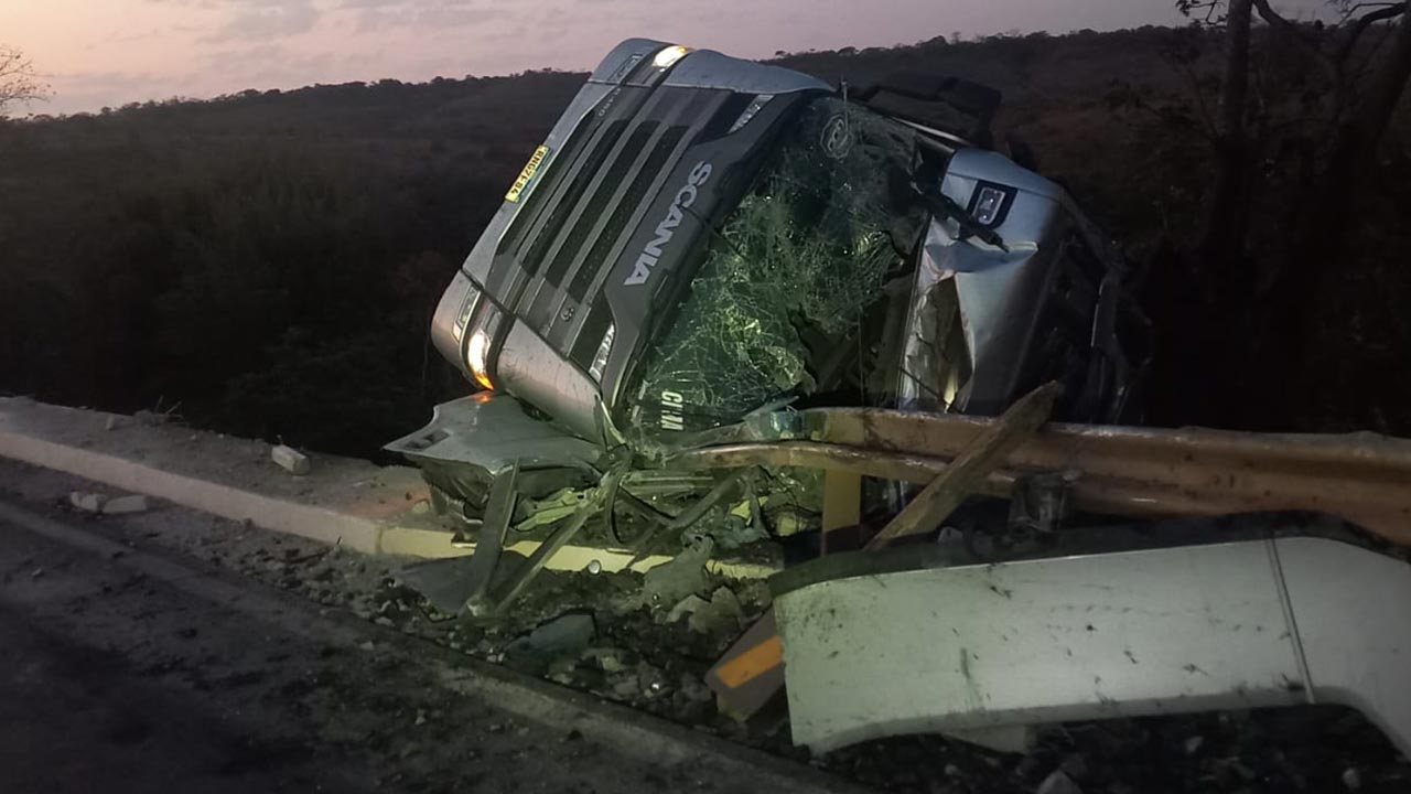 Motorista de 53 anos morre em grave acidente de carreta na BR-040 em Três Marias