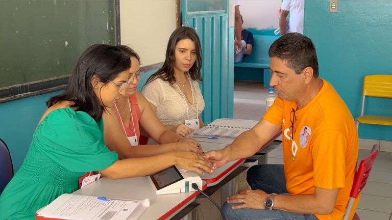 Gláucon Cardoso chega para votar na Escola Ignês Neiva e prevê disputa acirrada nas eleições de João Pinheiro