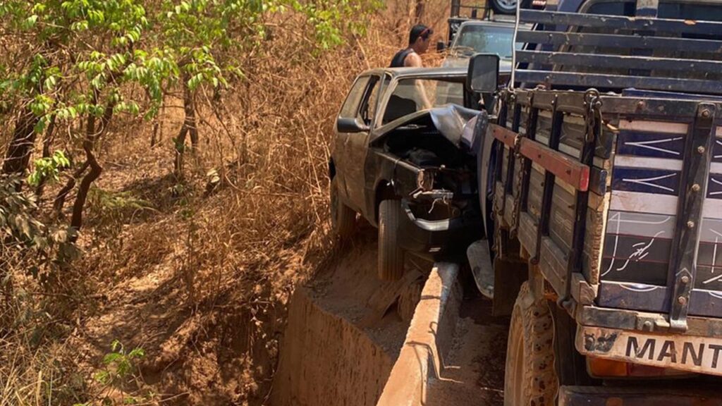 Veículos colidem em cima de ponte na zona rural de João Pinheiro; dois ficam feridos