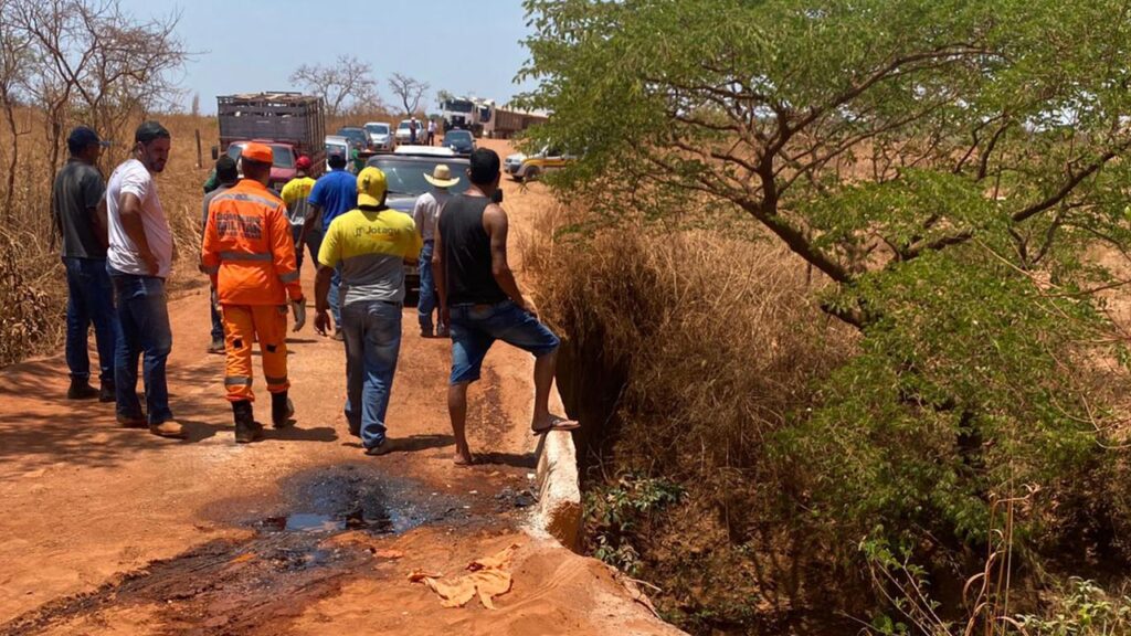 Veículos colidem em cima de ponte na zona rural de João Pinheiro; dois ficam feridos