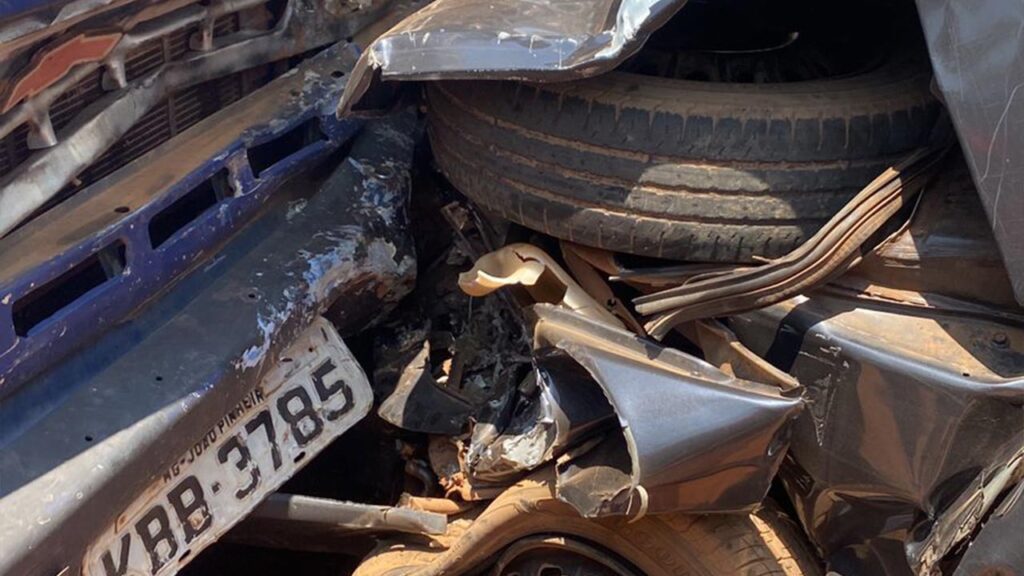 Veículos colidem em cima de ponte na zona rural de João Pinheiro; dois ficam feridos