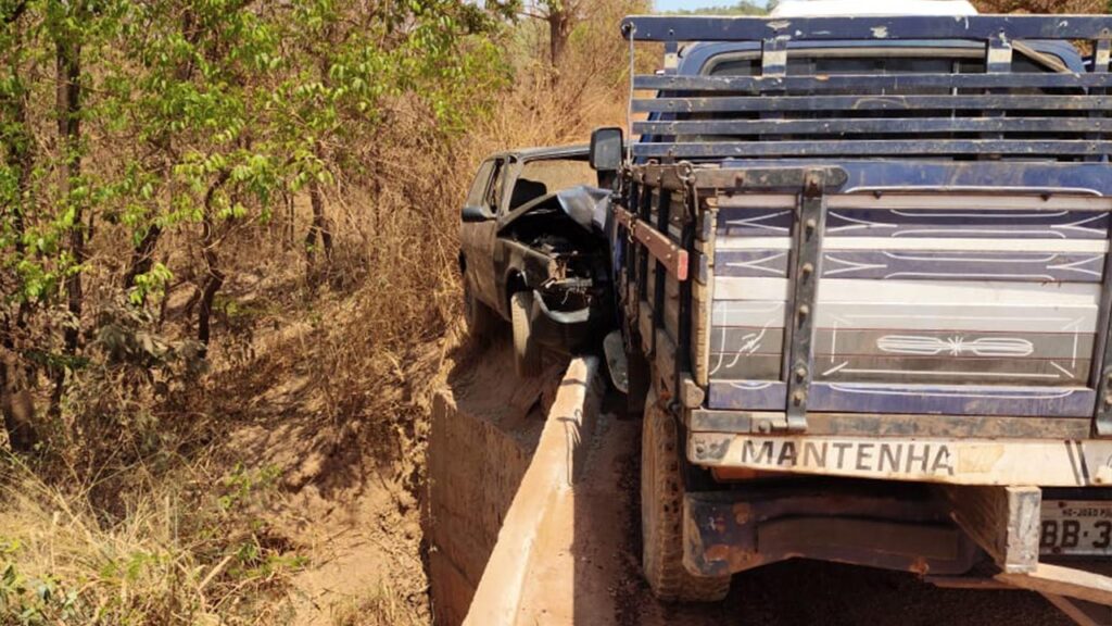 Veículos colidem em cima de ponte na zona rural de João Pinheiro; dois ficam feridos