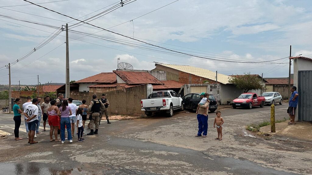 Caminhonete avança parada obrigatória e colide com carro, invadindo residência no Primavera em João Pinheiro