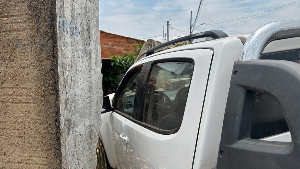 Caminhonete avança parada obrigatória e colide com carro, invadindo residência no Primavera em João Pinheiro