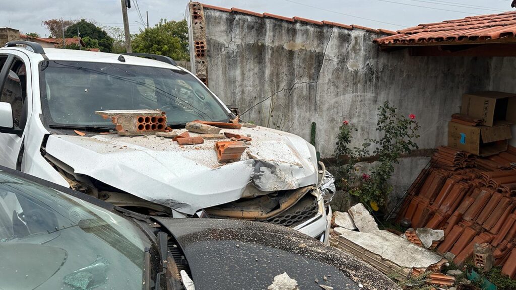 Caminhonete avança parada obrigatória e colide com carro, invadindo residência no Primavera em João Pinheiro