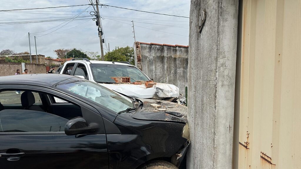 Caminhonete avança parada obrigatória e colide com carro, invadindo residência no Primavera em João Pinheiro