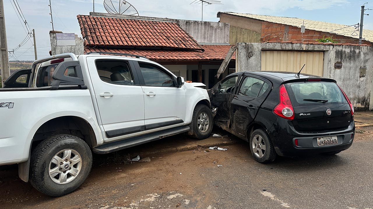 Caminhonete avança parada obrigatória e colide com carro, invadindo residência no Primavera em João Pinheiro