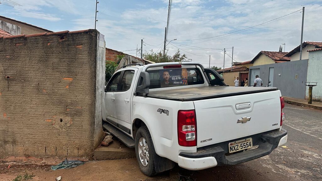 Caminhonete avança parada obrigatória e colide com carro, invadindo residência no Primavera em João Pinheiro