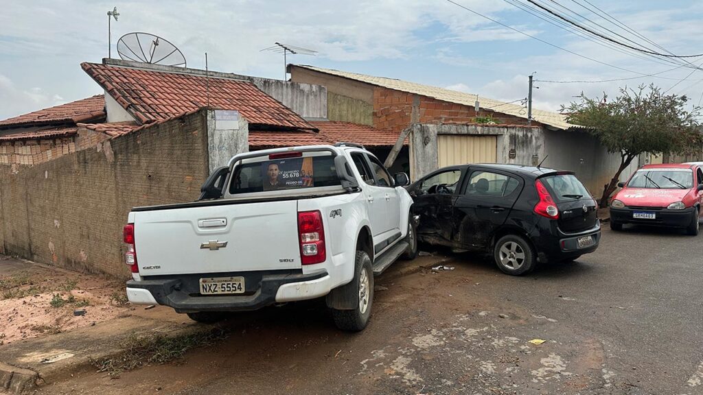 Caminhonete avança parada obrigatória e colide com carro, invadindo residência no Primavera em João Pinheiro