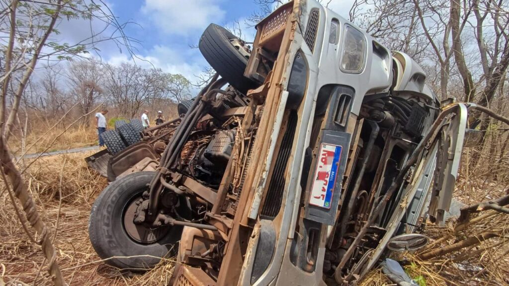 Bitrem carregado com pisos tomba na MG-410 após falha nos freios; motorista não se feriu