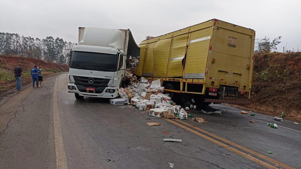 Motorista morre preso às ferragens e outro fica ferido em grave acidente com caminhões na BR-365