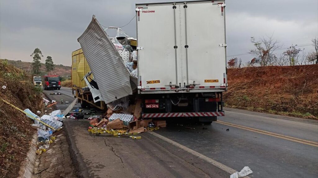 Motorista morre preso às ferragens e outro fica ferido em grave acidente com caminhões na BR-365