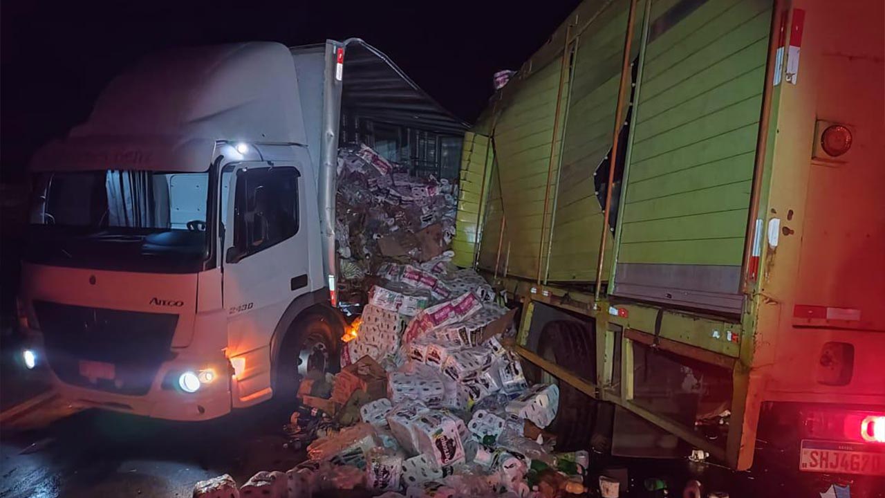 Motorista morre preso às ferragens e outro fica ferido em grave acidente com caminhões na BR-365