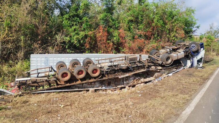 Carreta carregada com medicamentos tomba na BR-040 em João Pinheiro; populares tentaram saquear a carga