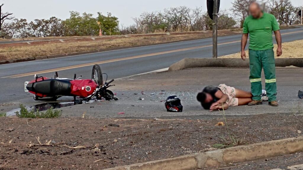 Motociclista fica ferido em colisão com caminhonete no trevo da BR-040 com a MG-181 em João Pinheiro