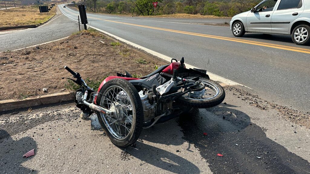 Motociclista fica ferido em colisão com caminhonete no trevo da BR-040 com a MG-181 em João Pinheiro