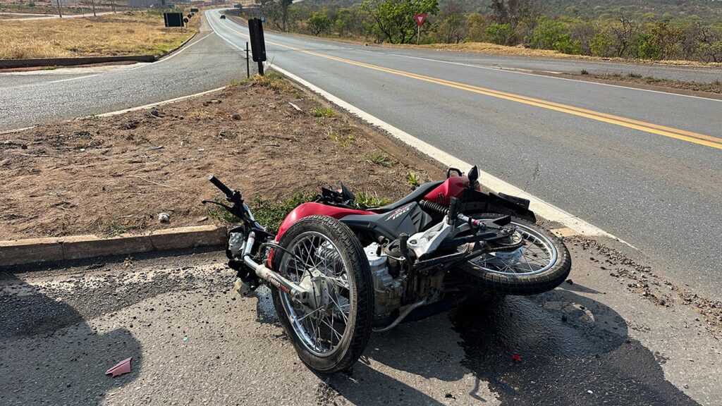 Motociclista fica ferido em colisão com caminhonete no trevo da BR-040 com a MG-181 em João Pinheiro