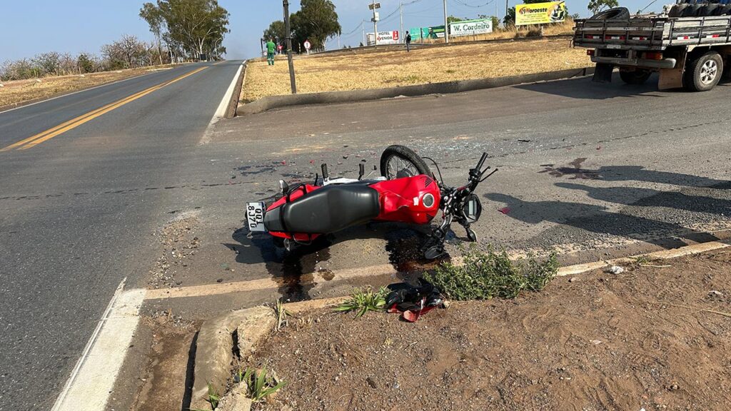 Motociclista fica ferido em colisão com caminhonete no trevo da BR-040 com a MG-181 em João Pinheiro