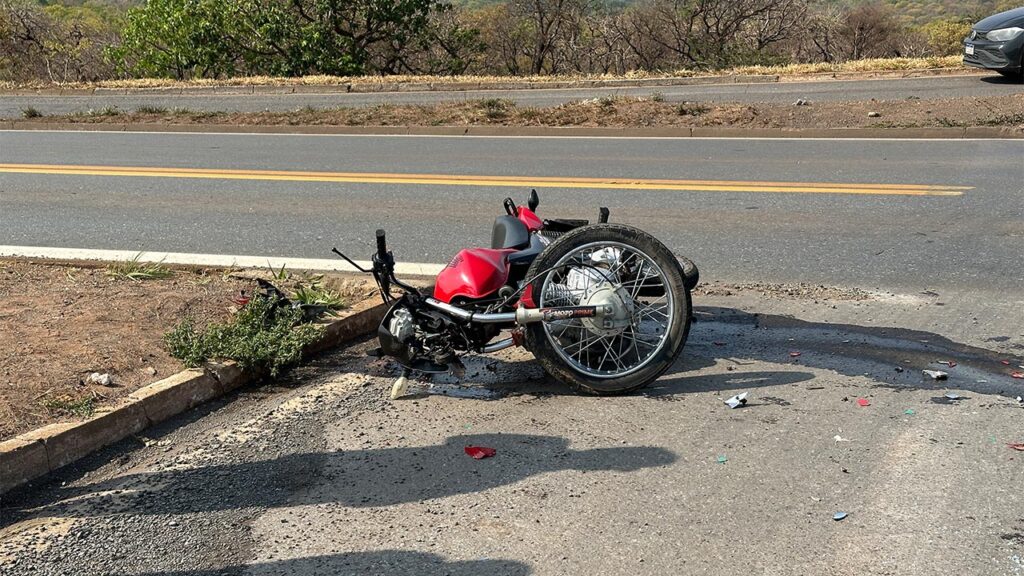 Motociclista fica ferido em colisão com caminhonete no trevo da BR-040 com a MG-181 em João Pinheiro