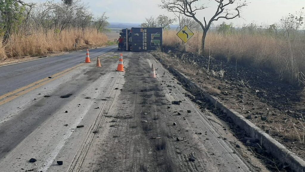 Carreta carregada com carvão tomba na MG-181 na subida da Serra da Bocaina