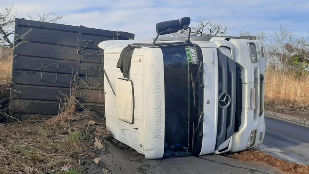 Carreta carregada com carvão tomba na MG-181 na subida da Serra da Bocaina