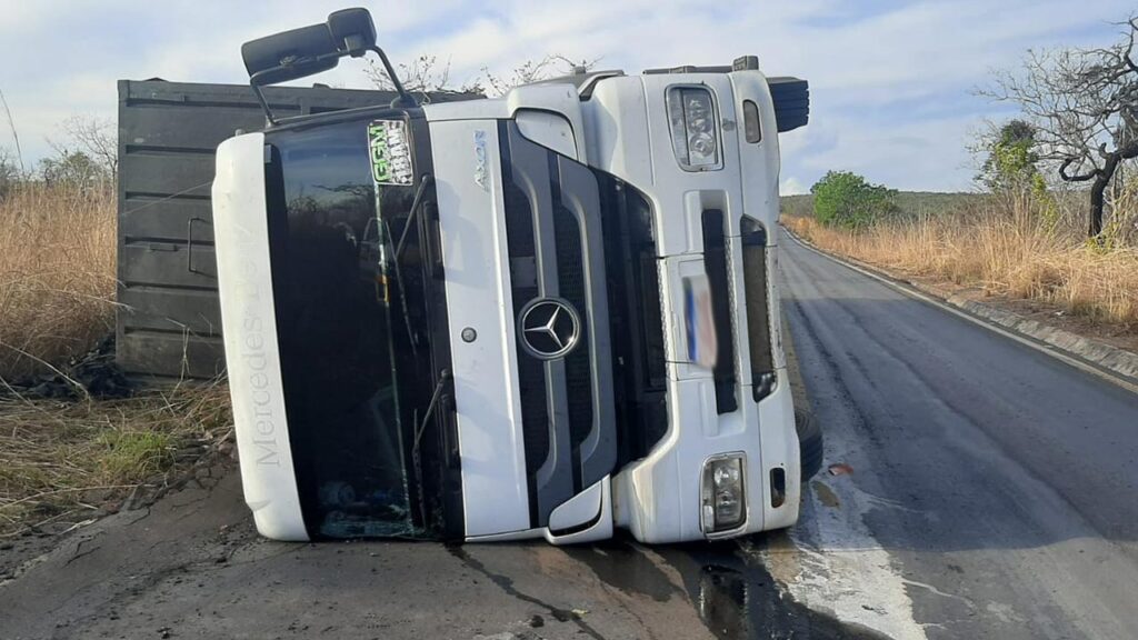 Carreta carregada com carvão tomba na MG-181 na subida da Serra da Bocaina