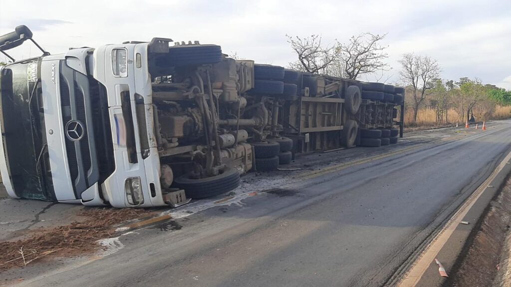 Carreta carregada com carvão tomba na MG-181 na subida da Serra da Bocaina