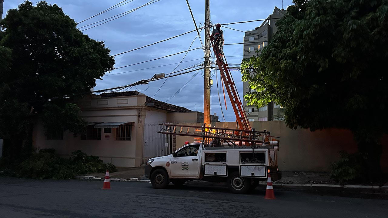 Fio de energia se rompe e parte do centro de João Pinheiro fica sem luz