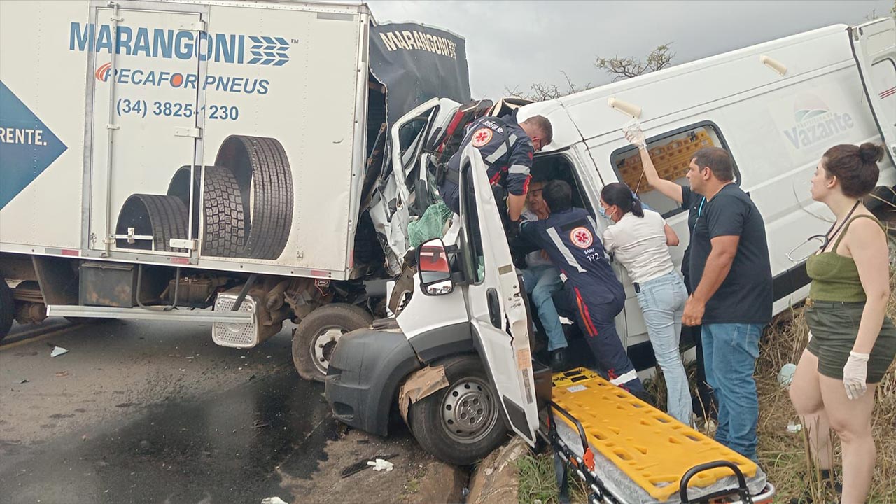 Grávida e mais quatro morrem em acidente entre ambulância e caminhão na MGC-354 em Presidente Olegário