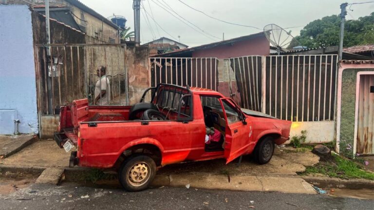 Motorista sem habilitação perde controle e bate em carro e portão no bairro Água Limpa, em João Pinheiro