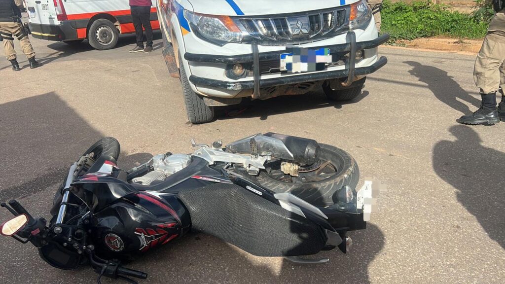 Motociclista embriagado fura blitz e colide com viatura durante fuga em João Pinheiro