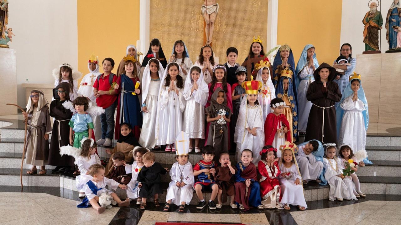 Holywins reúne crianças e famílias na Matriz Sant'Ana para celebrar Dia de Todos os Santos em João Pinheiro