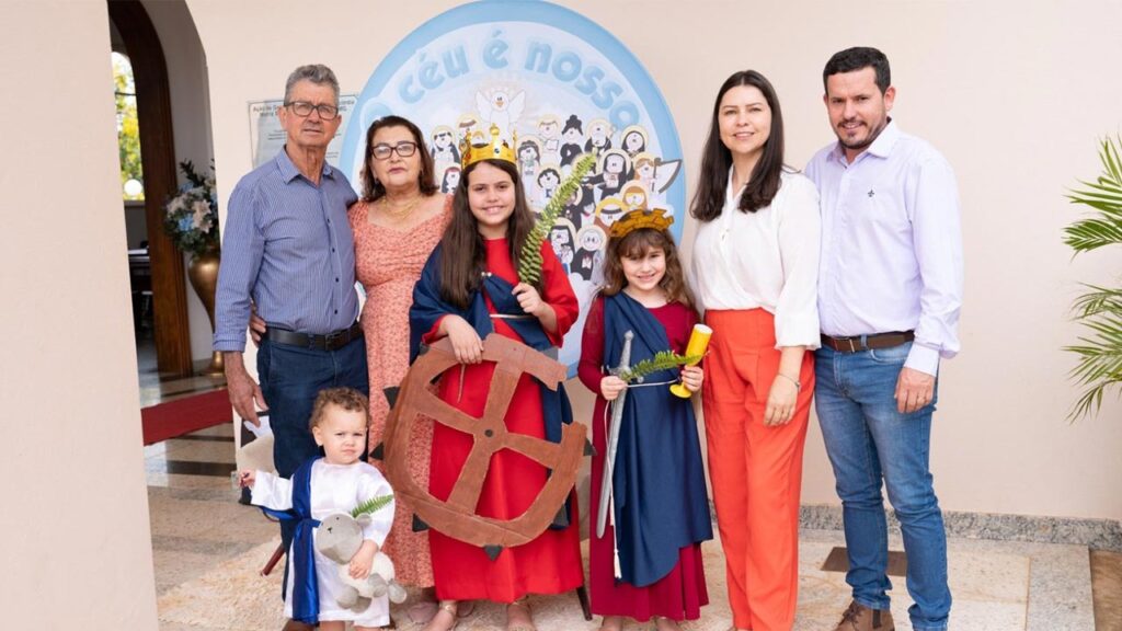 Holywins reúne crianças e famílias na Matriz Sant'Ana para celebrar Dia de Todos os Santos em João Pinheiro