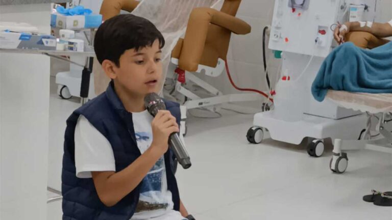 Cantor Gustavo Baía, de 10 anos, emociona pacientes da hemodiálise com talento e carisma em João Pinheiro