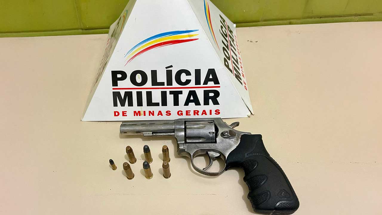 Durante cumprimento de mandado, polícia abre cofre e encontra arma e muito dinheiro em João Pinheiro