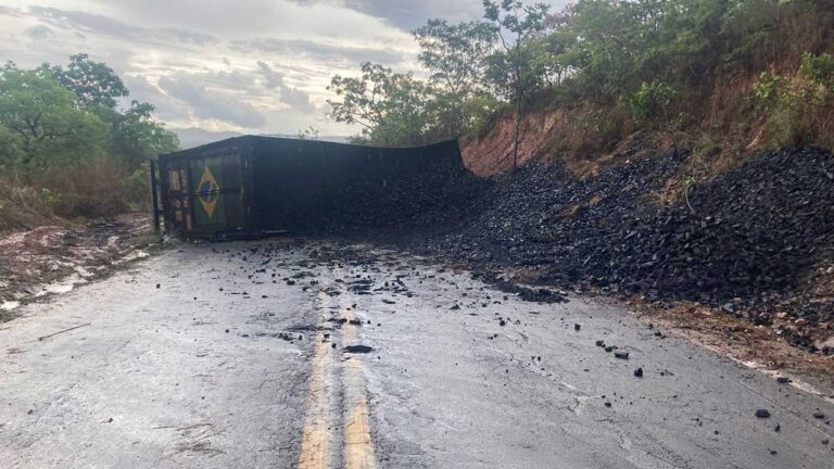 Pneu estoura e carreta tomba na MG-181 em Brasilândia de Minas; dois ficaram feridos