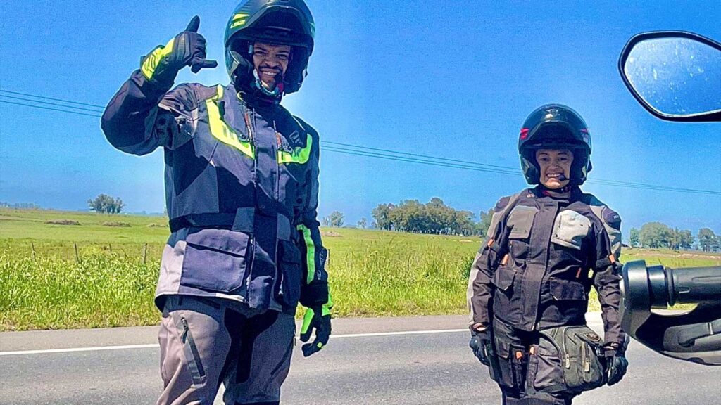 Casal sai de João Pinheiro, percorre mais de 15 mil km de moto e chega ao 'fim do mundo'