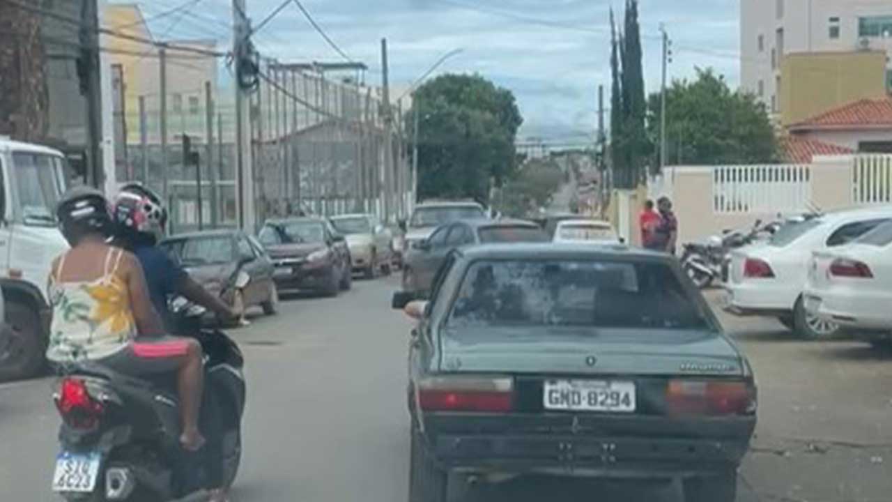 Fluxo intenso e desrespeito à sinalização deixam trânsito caótico e causam congestionamento em João Pinheiro