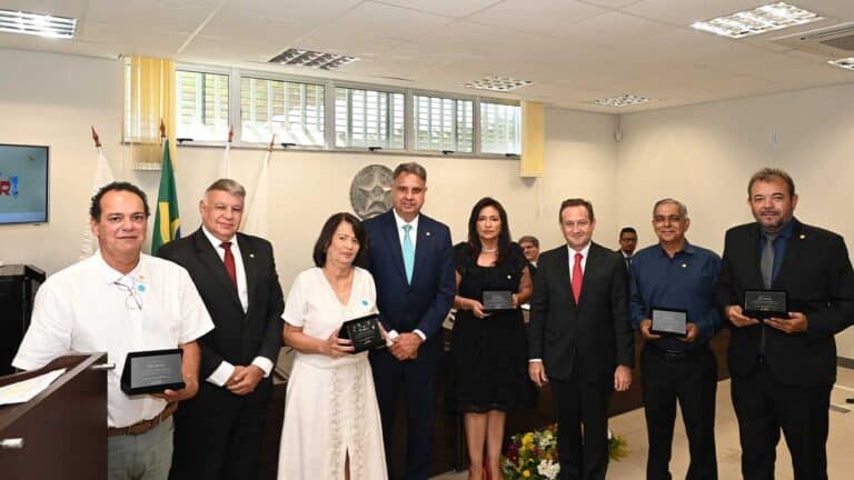 Servidores com mais de 30 anos de serviço são homenageados pelo TJMG em João Pinheiro